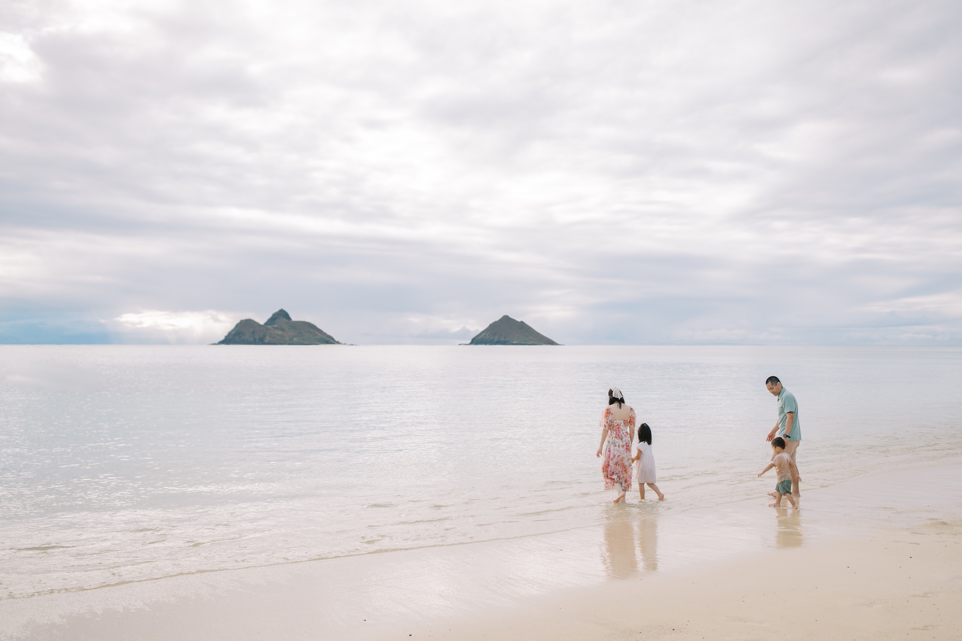 Lifestyle sunrise family photo session on Oahu