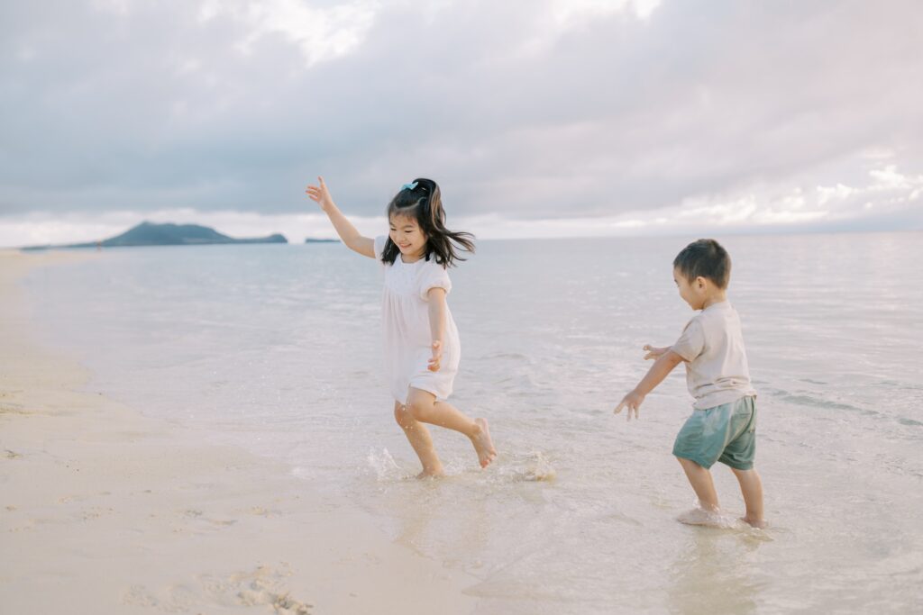 Children having fun at a family photo session in Hawai'i